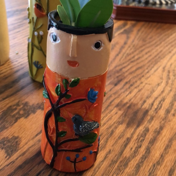 Adorable set of mini family vases! Includes artificial foliage. 5” and 8” tall - Picture 3 of 8